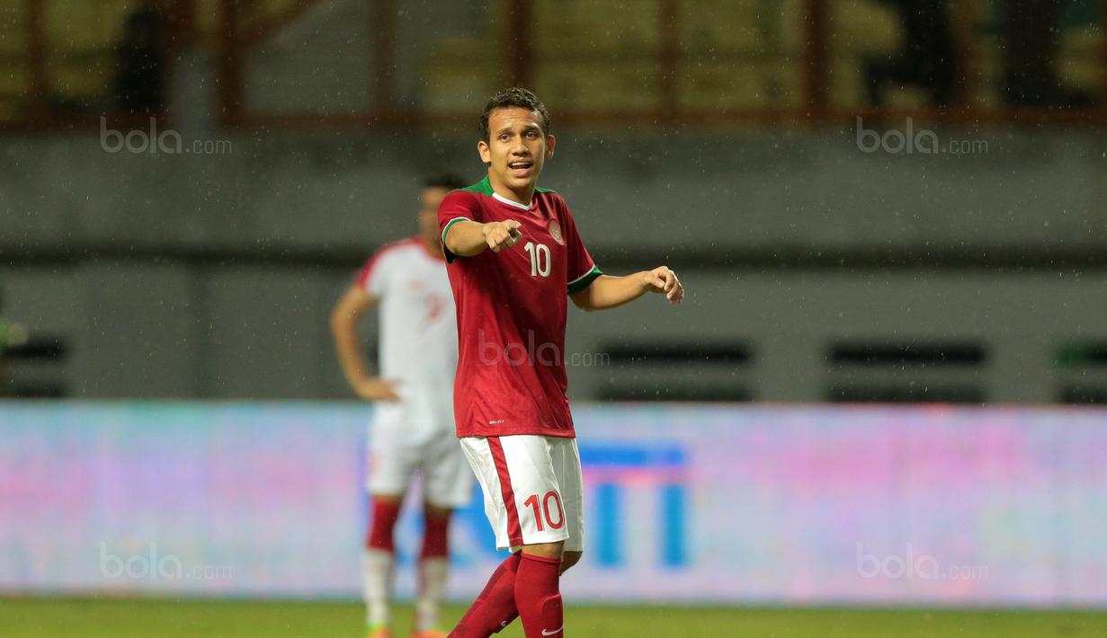 Pemain Timnas Indonesia U-23, Egy Maulana Vikri meminta rekannya menjaga pemain Suriah U-23 pada laga persahabatan di Stadion Wibawa Mukti, Bekasi, Rabu (16/11/2017). Indonesia kalah 2-3. (Bola.com/NIcklas Hanoatubun)