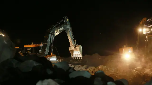 Wamen PU Diana Kusumastuti meninjau progres proyek konservasi sejumlah pantai di Bali, dalam program Bali Beach Conservation Project Phase II (BBCP 2). (Foto: Kementerian PU)