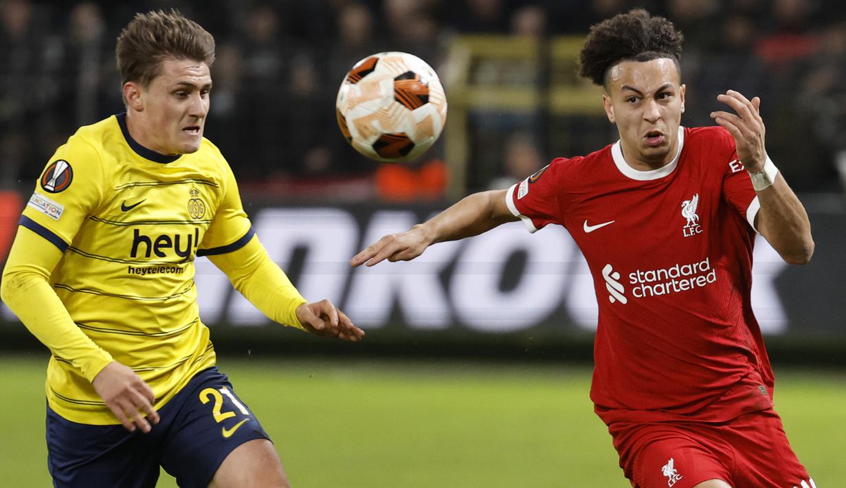 Pemain Liverpool, Kaide Gordon (kanan), berebut bola dengan pemain Union Saint-Gilloise, Alessio Castro-Montes, dalam laga terakhir Grup E Liga Europa 2023/2024 yang berlangsung di Lotto Park, Brussels, Jumat (15/12/2023) dini hari WIB. (AP Photo/Geert Vanden Wijngaert)