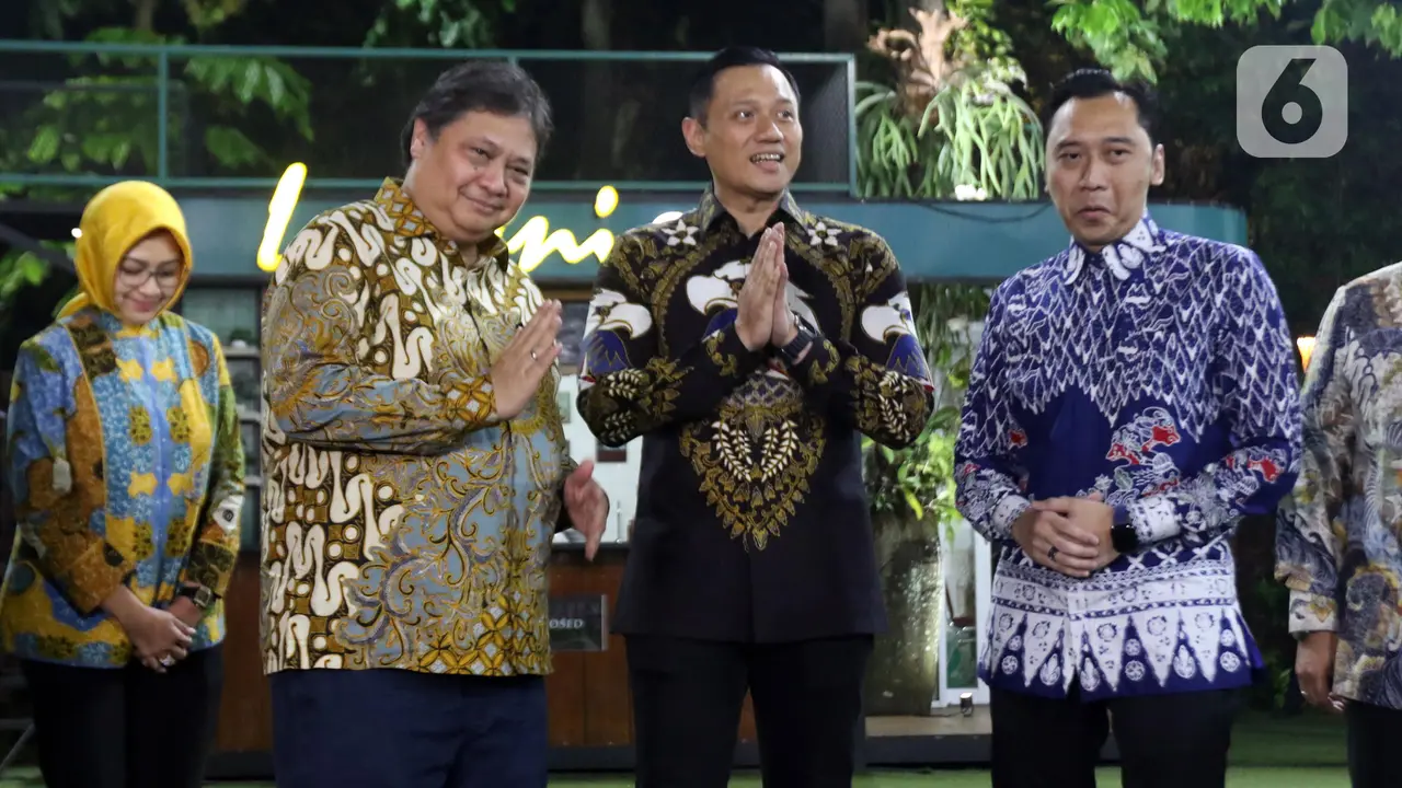 Senyum Hangat AHY Sambut Kedatangan Airlangga Hartarto di Puri Cikeas