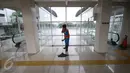Petugas membersihkan lantai di Terminal Manggarai di Jakarta, Jumat (10/2). Pengunjung di Terminal Manggarai tidak banyak hal itu disebabkan karena terminal ini bukanlah fasilitas angkutan transportasi antar-provinsi. (Liputan6.com/Angga Yuniar)