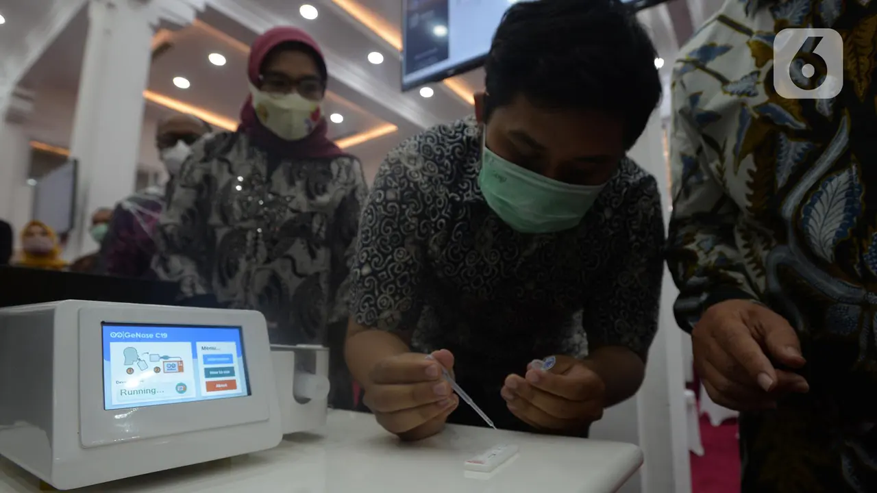 Mentristek dan Menko PMK Terima Alat Deteksi Corona Genose C-19 Buatan UGM