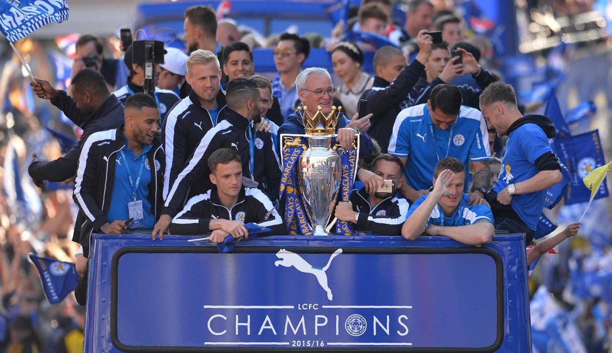 Pelatih Leicester City, Claudio Ranieri (tengah) memegang trofi juara Liga Inggris 2015/2016 saat keliling kota  Leicester, (16/5/2016). (AFP/Glyn Kirk)