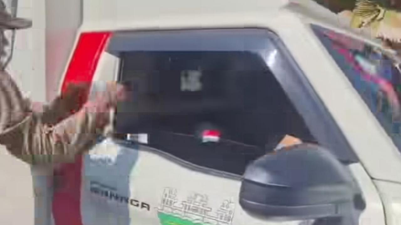 Ambulans RSUD Musiding senggol anak saat Karnaval 17-an. (tangkapan layar video media sosial).