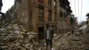 Ratusan bangunan porak poranda dihantam gempa berkekuatan 7,8 skala Richter, Nepal, Minggu (26/4/2015). Dikabarkan sekitar 500 orang lebih tewas dalam peristiwa tersebut (Reuters/Navesh Chitrakar)
