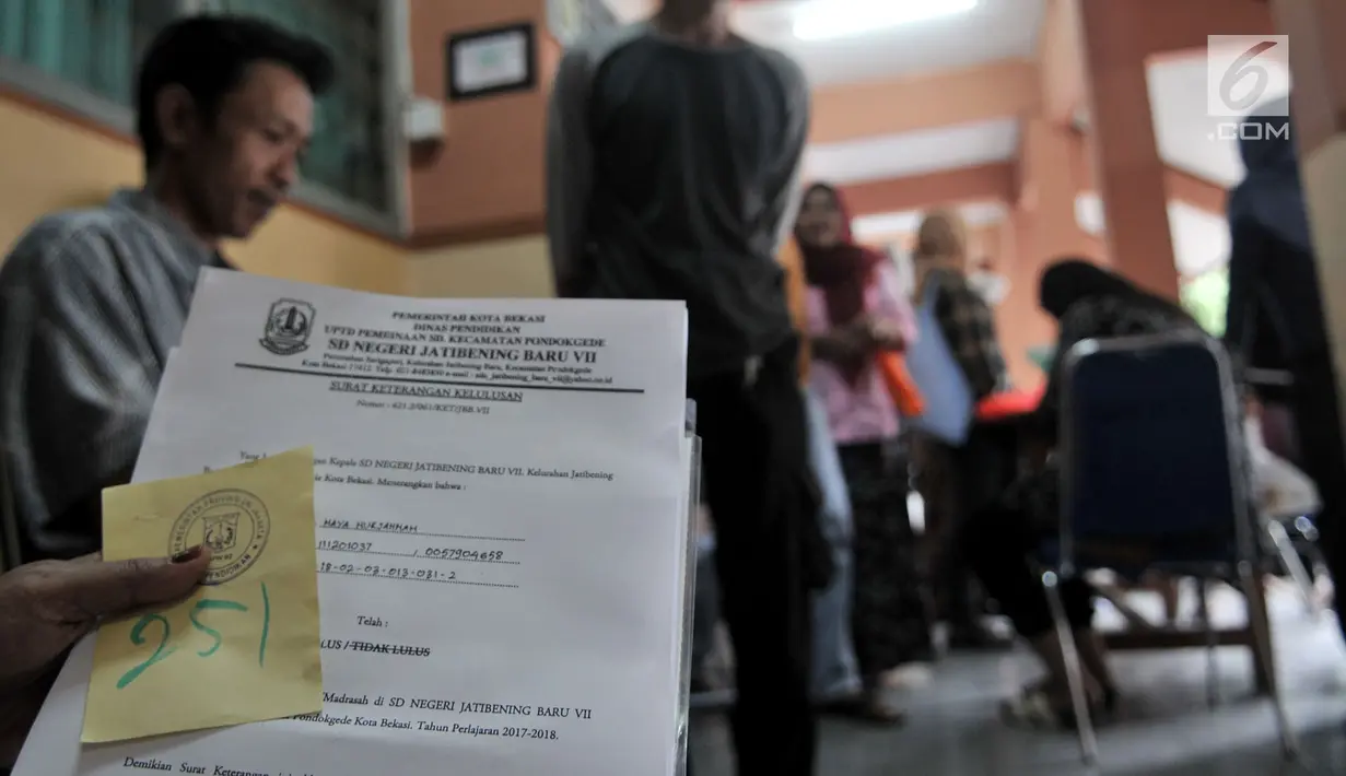 Salah seorang ibu menunjukkan nomor antrean pengambilan token PPDB di SMPN 92, Jakarta, Senin (25/6). Meski dibuka pada pada pukul 08.00 WIB, para orang tua calon siswa baru sudah mendatangi sekolah sejak pukul 6 pagi. (Merdeka.com/Iqbal S Nugroho)