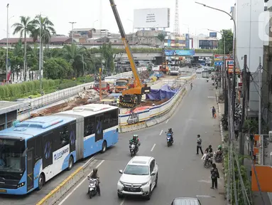 Suasana proyek pembangunan underpass Senen Extension di kawasan Senen, Jakarta, Kamis (13/2/2020). Proyek yang menelan anggaran mencapai Rp 121,1 miliar dan ditargetkan selesai pada Desember 2020 itu diharapkan dapat mengurai kemacetan di kawasan tersebut. (Liputan6.com/Immanuel Antonius)