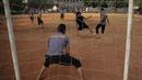 Polisi dari kesatuan Sabhara merenggangkan otot dengan bermain bola di Kawasan Polda Metro, Jakarta, Selasa (13/10/2015). Pihak Kepolisian dan TNI bersiap siaga menjelang laga Final Piala Presiden 2015. (Bola.com/Nicklas Hanoatubun).