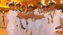 Citizen6, Surabaya: Siswa Terbaik Diktukpa TNI AL XLI dari masing - masing Korps 1 berfoto bersama setelah penyerahan penghargaan. (Pengirim: Penkobangdikal)