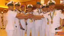 Citizen6, Surabaya: Siswa Terbaik Diktukpa TNI AL XLI dari masing - masing Korps 1 berfoto bersama setelah penyerahan penghargaan. (Pengirim: Penkobangdikal)
