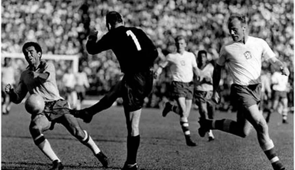 Kiper Ceko Vilem Schroif menghadang bola guna mencegah Vava membuat gol di pertandingan final Piala Dunia FIFA 1962 di Chili (fifa.com)
