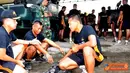 Citizen6, Cilandak: Dalam rangka meningkatkan mobilitas kendaraan tempur amfibi , jajaran Batalyon Tank Amfibi-2 Marinir memasang “sepatu” atau karet di roda rantai BMP-3 F, Selasa (29/5). (Pengirim: Marinir)