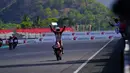 Selebrasi pembalap Astra Honda Racing Team (AHRT), Herjun Atna Firdaus setelah menjadi yang tercepat pada balapan race kedua kelas AP250 pada seri keempat Asia Road Racing Championship (ARRC) Mandalika 2023 di Sirkuit Mandalika, Lombok, Minggu (13/8/2023). (Dok. AHRT)