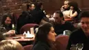 Robert Pattinson dan Katy Perry tertangkap kamera tengah makan malah di sebuat restoran dekat Silverlake, California pada 26 Januari waktu setempat. (twitter/pattinsons_army)