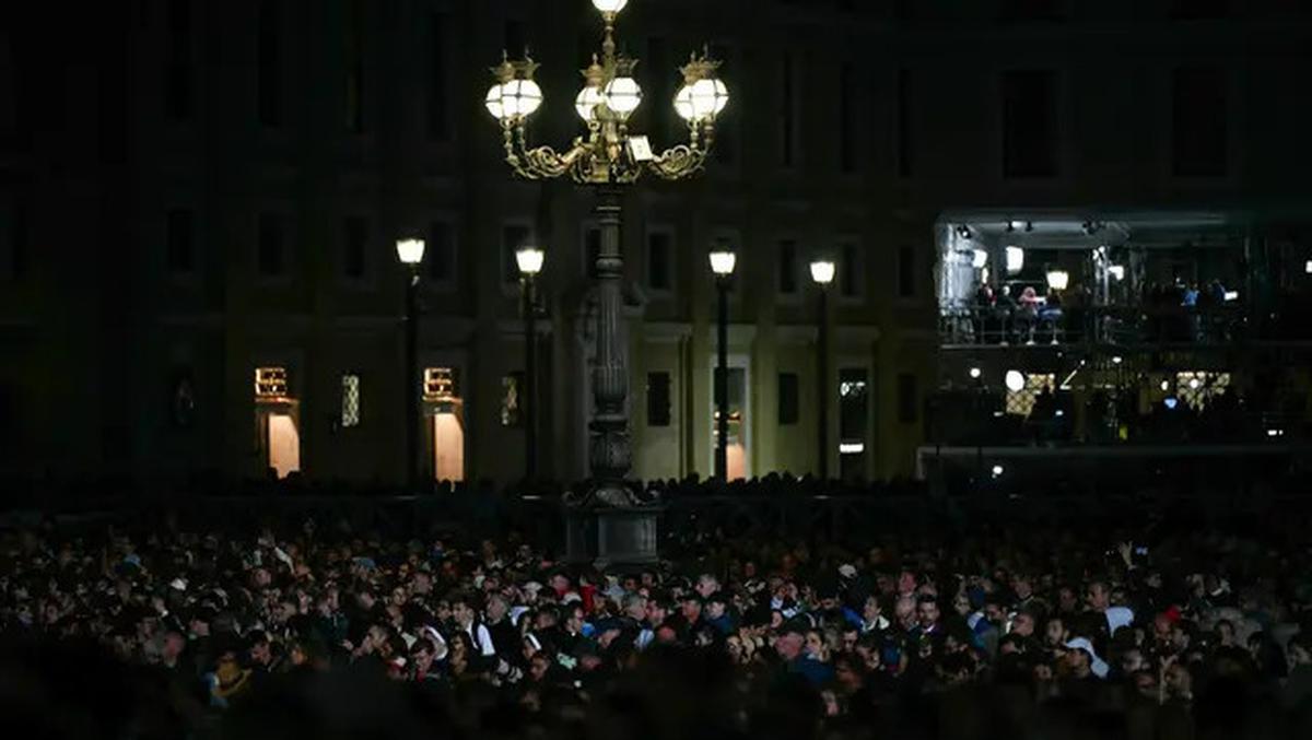 Kepulan Asap Hitam Tandai Berakhirnya Hari Pertama Konklaf Pemilihan Paus Baru