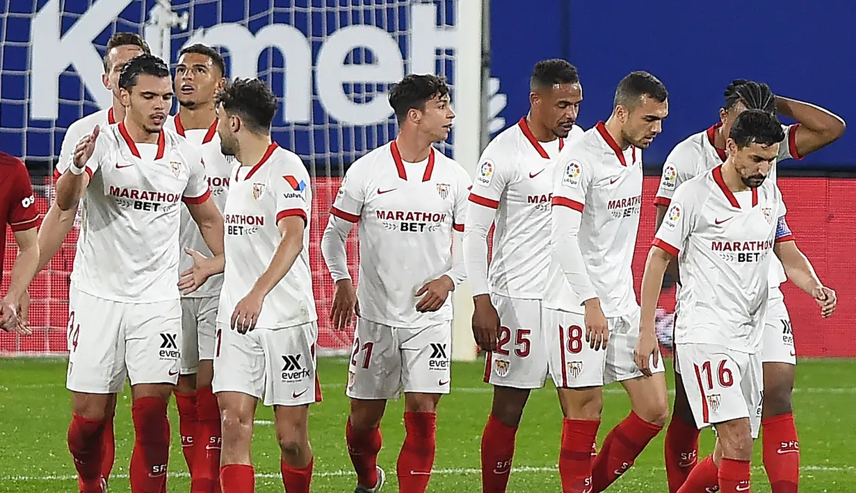 Para pemain Sevilla merayakan gol pertama ke gawang Osasuna yang dicetak gelandang Diego Carlos (ketiga dari kiri) dalam laga lanjutan Liga Spanyol 2020/21 pekan ke-24 di El Sadar Stadium, Plampona, Senin (22/2/2021). Sevilla menang 2-0 atas Osasuna. (AFP/Ander Gillenea)