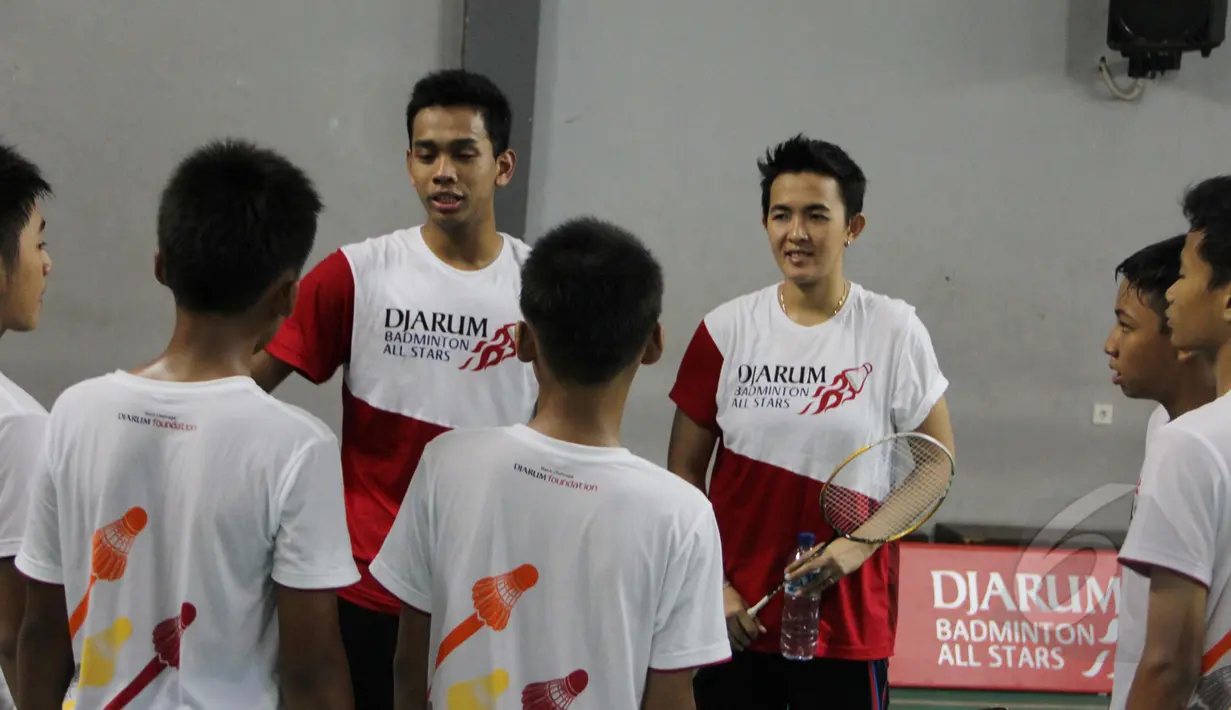 Sejumlah atlet nasional ikut menjadi pelatih saat Coaching Clinic kepada Atlet Muda di Gor ASA Cilegon, Banten, Sabtu (14/3/2015). Kegiatan ini sebagai pemasalan bulutangkis keseluruh Indonesia. (Liputan6.com/Helmi Afandi)