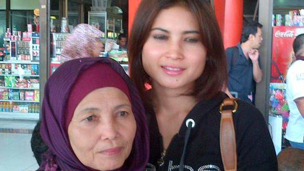 Pulang kampung, Novi diserbu warga yang ingin foto bareng