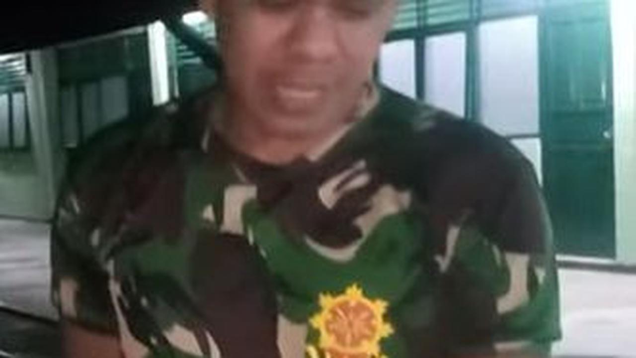 "Harus dicontoh ini loh meskipun tangan diperban masih bisa bekerja, prajurit luar biasa," ungkap perekam video.
