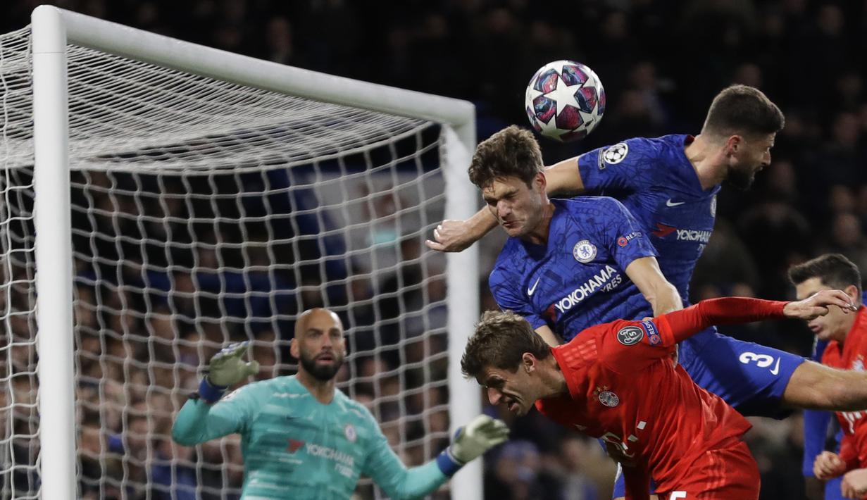 Penyerang Bayern Munchen, Thomas Muller, duel udara dengan bek Chelsea, Marcos Alonso, pada laga Liga Champions di Stadion Stamford Bridge, Selasa (25/2/2020). Chelsea takluk 0-3 dari Bayern Munchen. (AP/Frank Augstein)