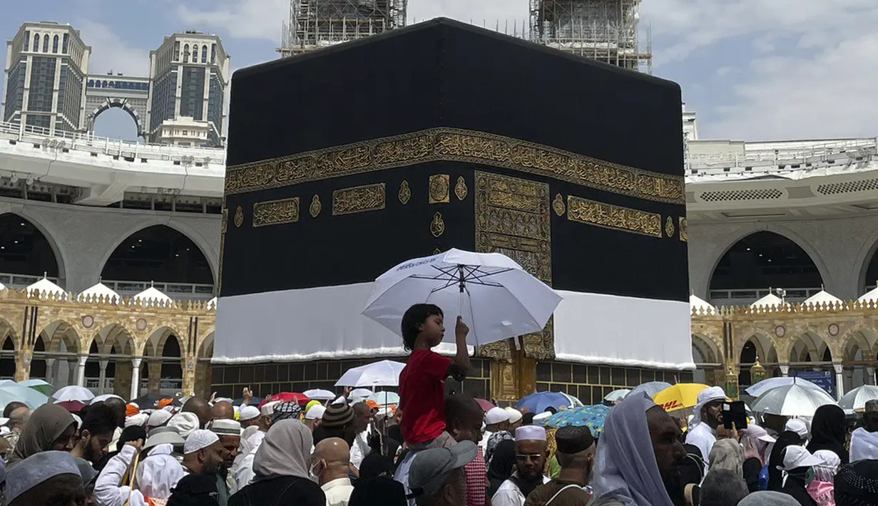 <p>Secara bahasa, ifadah berarti meninggalkan. Sedangkan secara istilah, ifadah berarti tawaf yang dilaksanakan setelah meninggalkan Arafah. (AP Photo/Amr Nabil)</p>