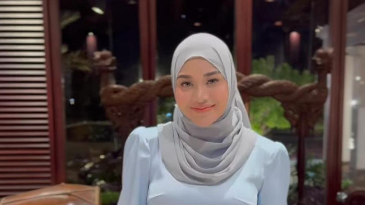 6 Potret Aurel Hermansyah Makin Menawan dengan Gaun Siluet Mermaid di Pernikahan Putri Zulhas dan Zumi Zola