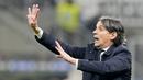 Pelatih Inter Milan, Simone Inzaghi, memberikan arahan kepada anak asuhnya saat melawan Juventus pada lanjutan pekan ke-27 Liga Italia di Stadion Guiseppe Meazza, Senin (20/3/2023). (AP Photo/Antonio Calanni)