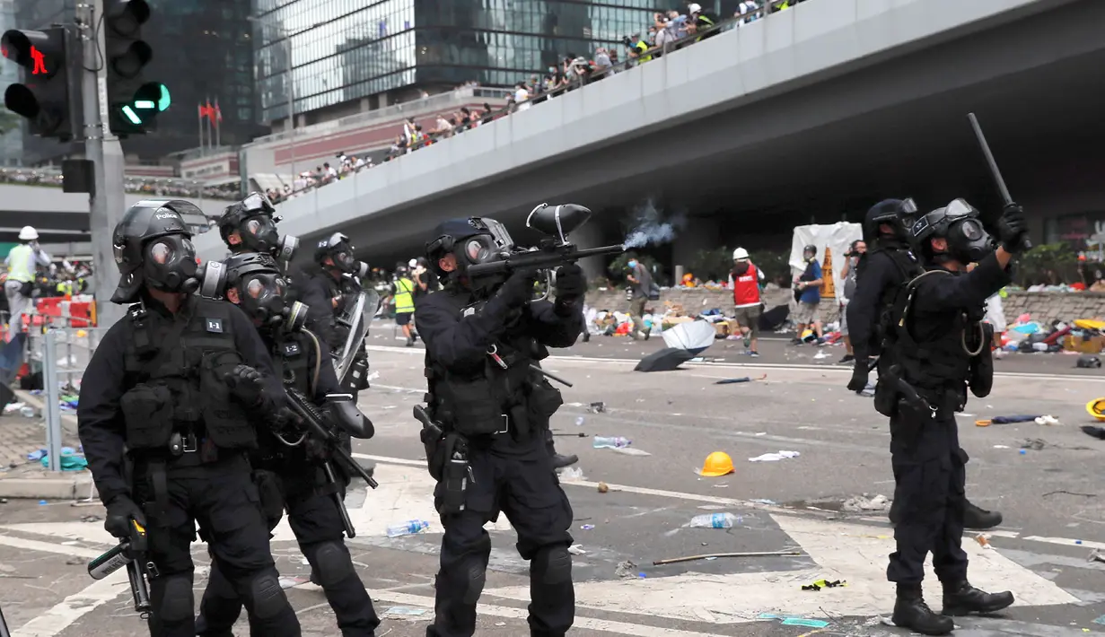 Polusi anti huru hara berusaha membubarkan demonstran di luar gedung Dewan Legislatif, Hong Kong, Rabu (12/6/2019). Bentrok diawali ketika para pengunjuk rasa merangsek melewati garis polisi dan memaksa masuk ke gedung Dewan Legislatif. (AP Photo/Kin Cheung)