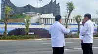 Presiden terpilih 2024-2029 Prabowo Subianto berbincang bersama Presiden Jokowi di depan Istana Garuda Ibu Kota Nusantara (IKN) di Kalimantan Timur, Senin (12/8/2024). Momen ini terjadi sesaat menjelang rapat kabinet perdana di IKN. (Foto: Biro Pers Sekretariat Presiden)