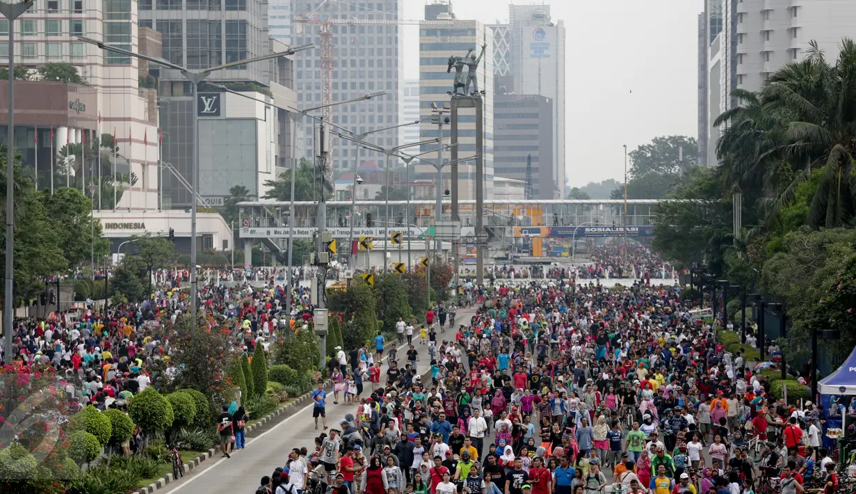 Sejumlah orang memadati Jalan Sudirman-Thamrin, Jakarta saat menikmati Car Free Day (CFD), Minggu (26/3). Libur panjang menjelang Nyepi (28/3), sebagian warga Jakarta memilih menghabiskan waktu dengan berolahraga di area CFD. (Liputan6.com/Faizal Fanani)