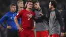 Pemain Denmark Andreas Christensen dan Joakim Maehle menangis usai pertandingan melawan Inggris pada semifinal Euro 2020 di stadion Wembley di London, Kamis (8/7/2021). Inggris akan bertemu Italia di babak final. (Laurence Griffiths/Pool Photo via AP)