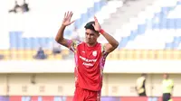 Selebrasi pemain Persis Solo, Ramadhan Sananta setelah mencetak gol kedua timnya ke gawang PSM Makassar pada laga matchday kedua Grup A Piala Presiden 2024 di Stadion Si Jalak Harupat, Soreang, Kabupaten Bandung, Senin (22/7/2024). (Bola.com/Abdul Aziz)