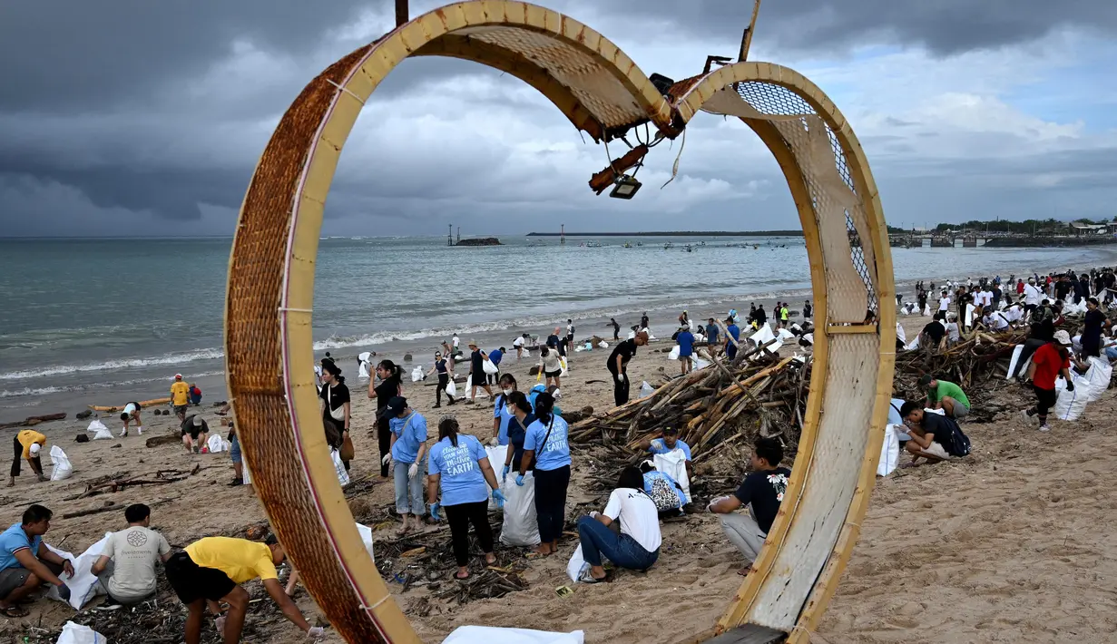 Para peserta aksi, termasuk beberapa wisatawan asing, menyatakan keinginan mereka untuk berpartisipasi dalam kegiatan ini sebagai bentuk aksi nyata menjaga kebersihan lingkungan dan tidak ingin melihat pantai yang biasa dikunjungi dalam keadaan kotor. (SONNY TUMBELAKA/AFP)