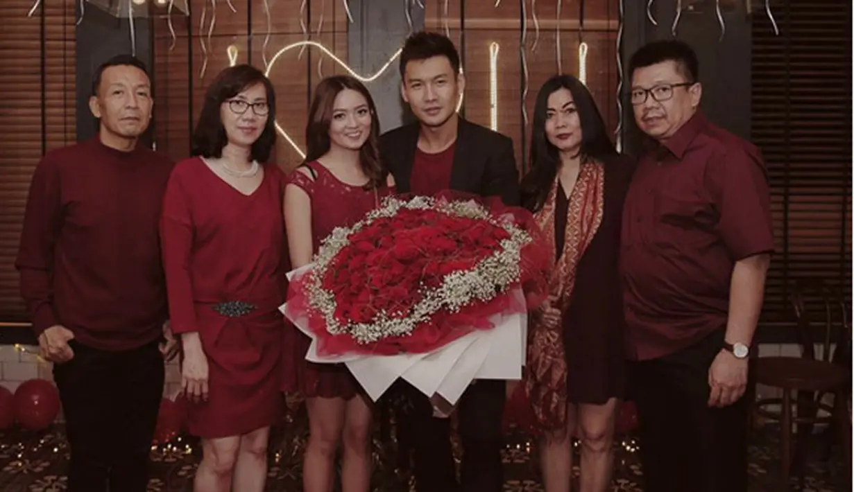 Dalam salah satu ruangan di kawasan Pesanggrahan, Jakarta Barat, Minggu (25/12) malam, sebuah ruangan disulap menjadi suasana romantis. Lampu temaran dan bunga berhias, serta balon merah menghiasi ruangan. (Instagram/fnspropose)