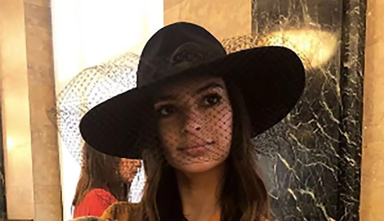 Anjing Emily sendiri terlihat menemaninya di pesta pernikahan tersebut. (instagram/emrata)