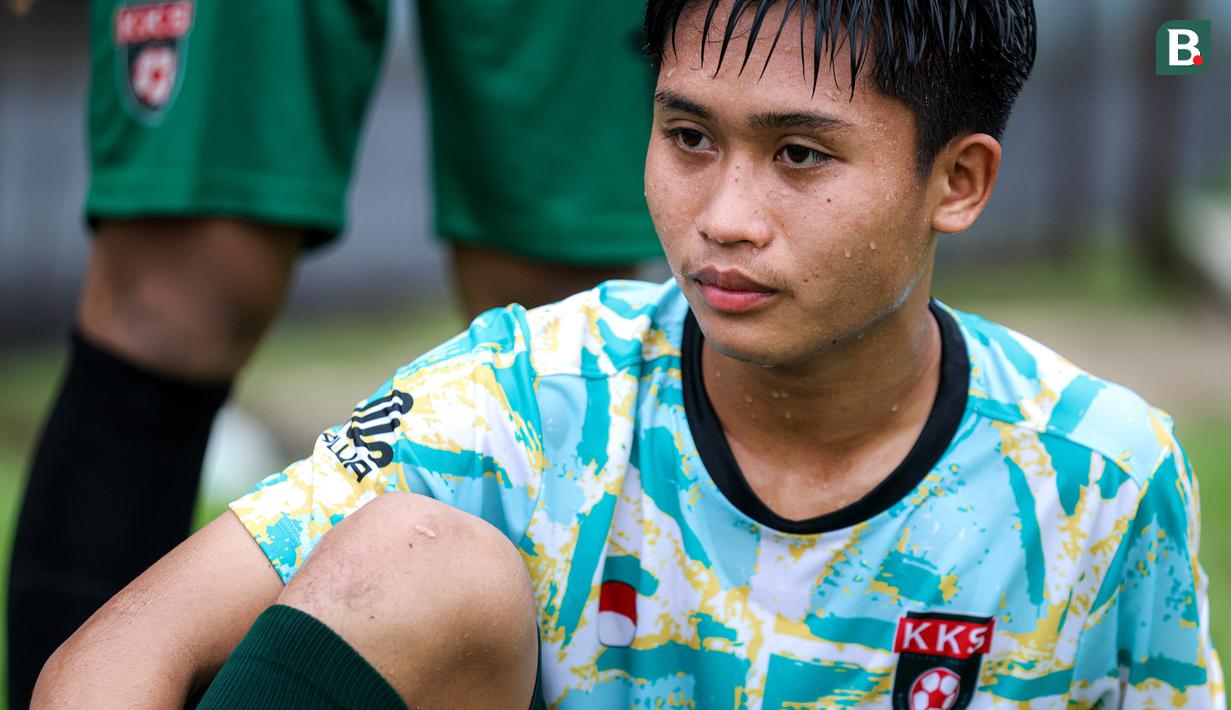 Kapten Korea-Korea Selecao, Indra Purnama saat melakukan laga uji coba melawan Akademi Sepak Bola Intinusa Olah Prima (ASIOP) di Lapangan Sutasoma, Halim, Jakarta Timur, Selasa (18/11/2024). (Bola.com/Bagaskara Lazuardi)