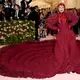 Cardi B mengenakan gaun panjang merah saat menghadiri Met Gala 2019 bertema Camp: Notes on Fashion di The Metropolitan Museum of Art, New York, Amerika Serikat, Senin (6/5/2019). (Photo by Evan Agostini/Invision/AP)