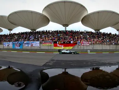Pebalap Mercedes, Nico Rosberg, beraksi dalam sesi kualifikasi F1 GP China di Sirkuit Internasional Shanghai, China, (16/4/2016). (EPA/Diego Azubel)