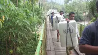 KPU Bone Bolango mendistribusikan logistik Pemilu ke kecamatan Pinogu. (Liputan6.com/Andri Arnold)