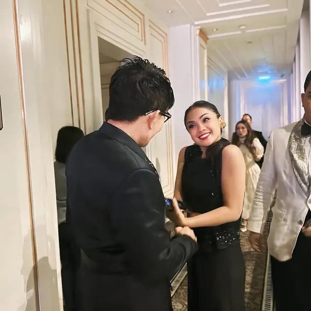 8 Foto Artis Pakai Long Dress di Resepsi Luna Maya dan Maxime, Tampil Elegan dan Anggun