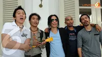 Slank meminta pada Jokowi agar memperbanyak tempat sampah. Hal itu penting karena banyaknya tempat sampah akan memudahkan orang yang akan membuang sampah (Liputan6.com/ Faisal R Syam)