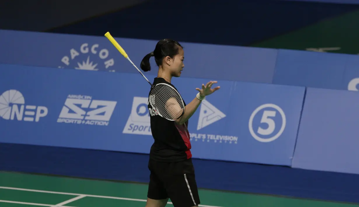 Pebulutangkis Indonesia, Fitriani, tampak kecewa saat melawan Busanan Ongbumrungpan pada final beregu putri SEA Games 2019 di Muntinlupa Sports Complex, Manila, Selasa (3/12). Kalah 1-3, Indonesia hanya meraih perak. (Bola.com/M Iqbal Ichsan)