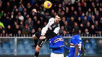 Penyerang Juventus, Cristiano Ronaldo mencetak gol ke gawang Sampdoria dalam laga lanjutan Serie A di Stadio Comunale Luigi Ferraris, Rabu (18/12/2019). Dalam laga ini, Ronaldo mampu melompat setinggi 2,56 meter untuk mencetak gol kedua Juventus lewat kepala. (Luca Zennaro/ANSA via AP)
