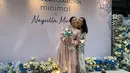 Naysilla Mirdad baru saja diperkenalkan menjadi brand ambassador brand fashion, Minimal. Dalam momen bahagia tersebut, Lydia Kandau hadir mensupport anak ketiganya tersebut. Dok. Pribadi