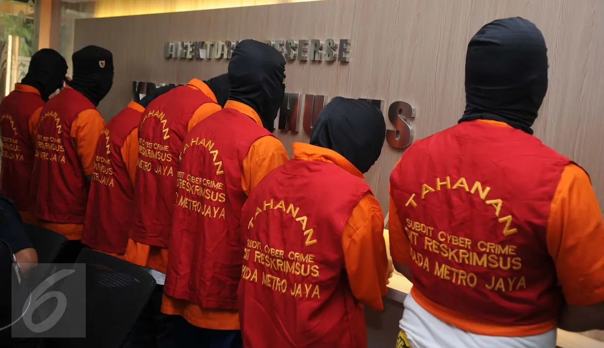 Sejumlah tersangka ikut hadir dalam rilis kasus sepanjang tahun 2016, Jakarta, Jumat (30/12). Sepanjang 2016, Ditreskrimsus Polda Metro Jaya menangani 1.627 kasus pidana. (Liputan6.com/Gempur M Surya) 