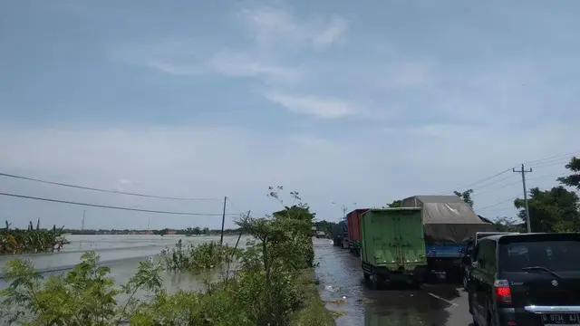 Masih Meluap, Jalur Kereta Api Cirebon Lumpuh Total