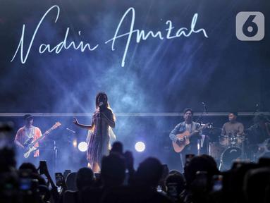 Penyanyi yang juga penulis lagu, Nadin Amizah saat tampil pada hari kedua gelaran KapanLagi Buka Bareng BRI Festival 2025 di Plaza Parkir Timur Gelora Bung Karno, Senayan, Jakarta, Minggu (16/3/2025). (Liputan6.com/Angga Yuniar)