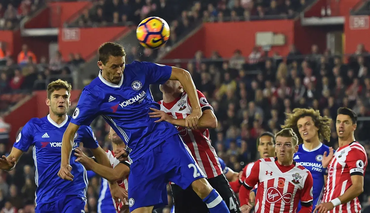 Pemain Chelsea, Nemanja Matic (2kiri) memenangkan duel udara melawan pemain Southampton  pada lanjutan Premier League di St Mary's Stadium, Southampton, (30/10/2016). Chelsea menang 2-0. (AFP/Glyn Kirk)