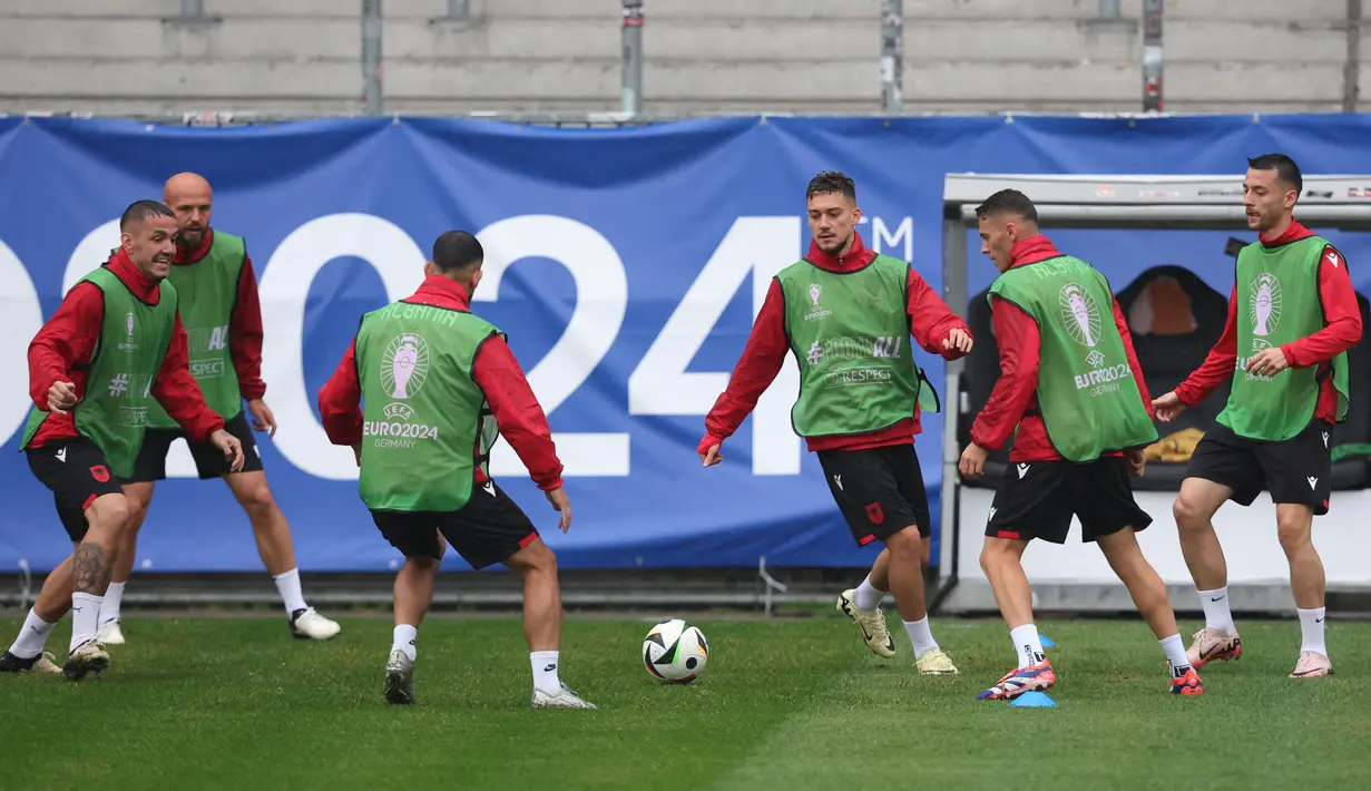 Para pemain Albania mengambil bagian dalam sesi latihan MD-1 menjelang pertandingan Grup B UEFA Euro 2024 di Millerntor-Stadion, Hamburg, Selasa (18/6/2024). (Ronny HARTMANN / AFP)