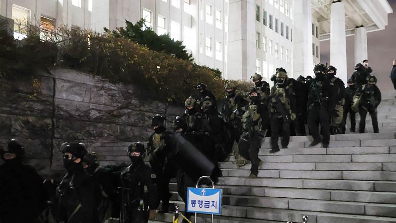 Demonstrasi Warga Menuntut Presiden Yoon  Mencabut Darurat Militer di Korsel